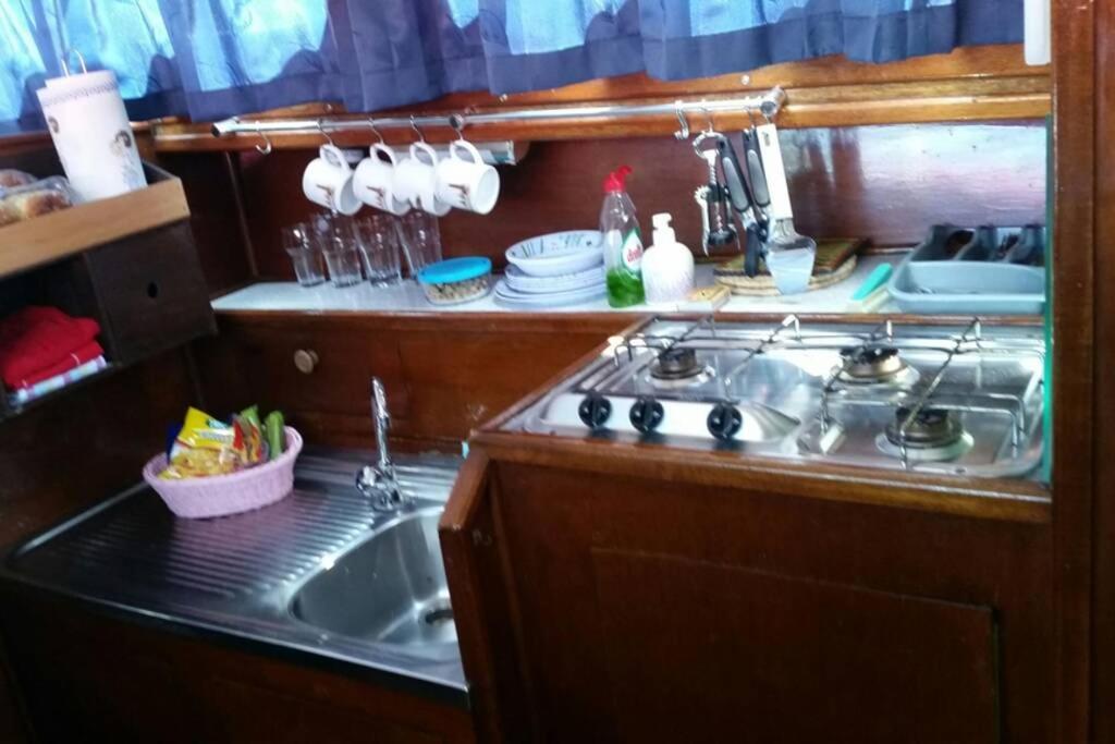 Boat Allemansfreon - Kamperen Op Het Water - Niet Om Mee Te Varen - Read Host Profile-Lees Hostprofiel Jutrijp Exterior foto